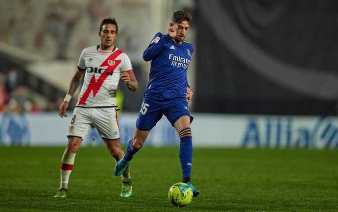 Archivo - Fede Valverde of Real Madrid and Oscar Trejo of Rayo Vallecano in action during the Spanish League, La Liga Santander, football match played between Rayo Vallecano and Real Madrid at Vallecas stadium on February 26, 2022, in Madrid, Spain.