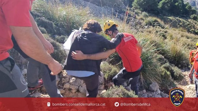 Bomberos de Mallorca rescatan a una mujer con una fractura de muñeca en el Coll des Cards