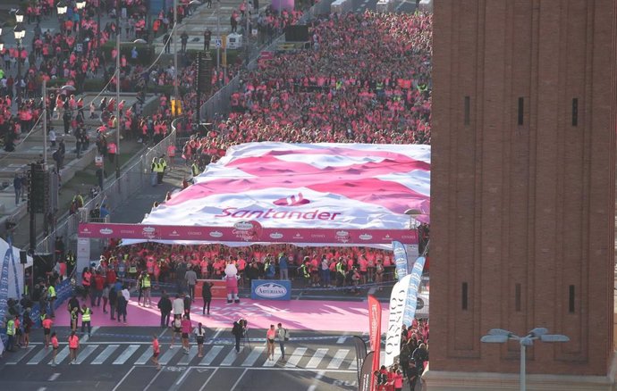 La Cursa de la Dona de Barcelona despliega el mayor lazo rosa contra el cáncer de mama