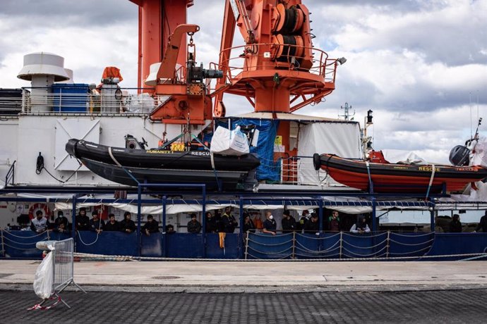 Los 35 migrantes rescatados por el buque 'Humanity 1' que Italia rechaza acoger en el puerto de Catania