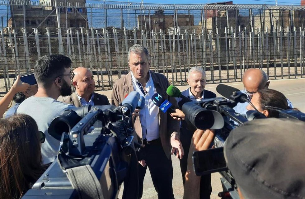 Javier Ortega Smith, vicepresidente de Vox, en la valla de Melilla