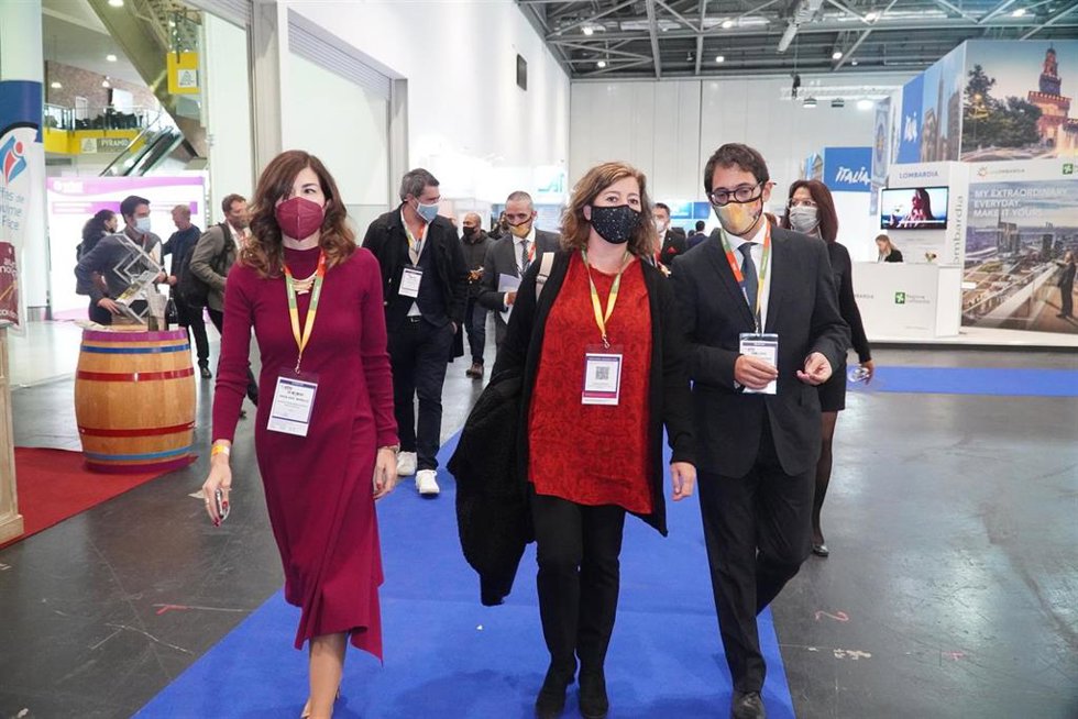 Archivo - La directora general de Turismo del Govern, Rosana Morillo, la presidenta del Govern, Francina Armengol, y el conseller de Turismo, Iago Negueruela, en la World Travel Market (WTM) de Londres de 2021. Archivo.