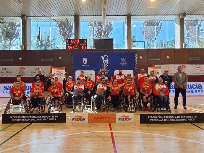 La selección española masculina de baloncesto en silla de ruedas posa tras la conquista de la Copa de Naciones de Madrid