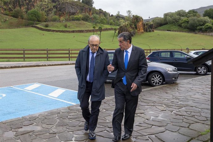 Archivo - El consejero de Industria, Turismo, Innovación, Transporte y Comercio, Javier López Marcano, se reúne con el presidente de Hostelería, Francisco Agudo.