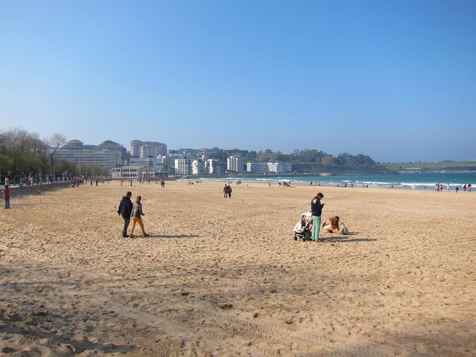 Archivo - Gente pasenado por la playa en Santander