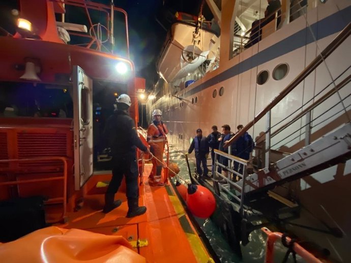 Efectivos de la Salvamar Suhail en el rescate de una pasajera a bordo del Wind Star, a 15 millas de la costa de Cádiz