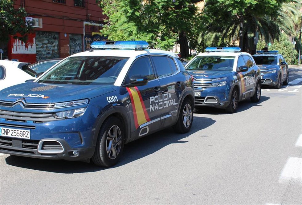 Nota De Prensa Y Fotografía De Recurso:"La Policía Nacional Detiene A Cuatro Hombres Por Intentar Hurtar En Un Coche Mediante El Pinchazo"