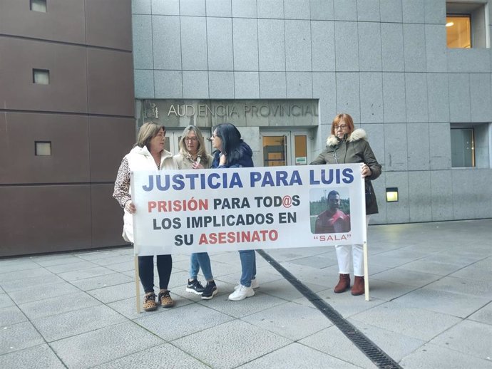 Familiares de Luis Salazar reclaman justicia al inicio del juicio por su asesinato