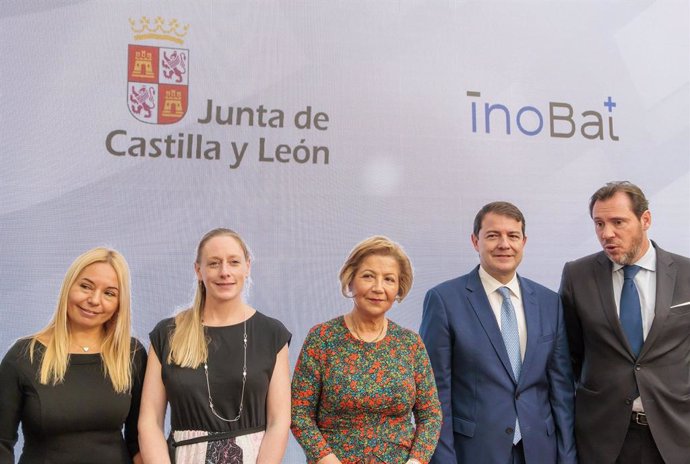 Representantes de Inobat y Switch Mobility junto al alcalde de Valladolid, Óscar Puente (dcha), y el presidente de la Junta, Alfonso Fernández Mañueco (segundo por la dcha), en el acto de firma del protocolo de Declaración de Intenciones con Inobat.