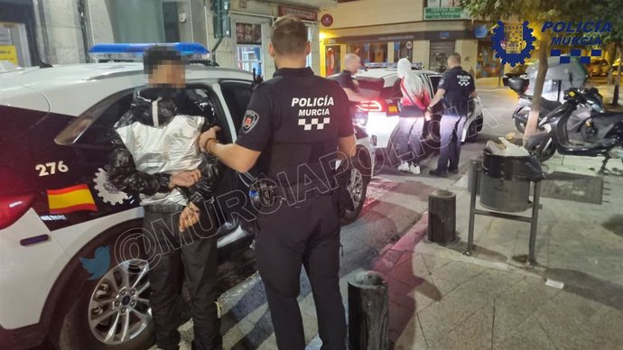 Imagen de los dos individuos, tras ser detenidos