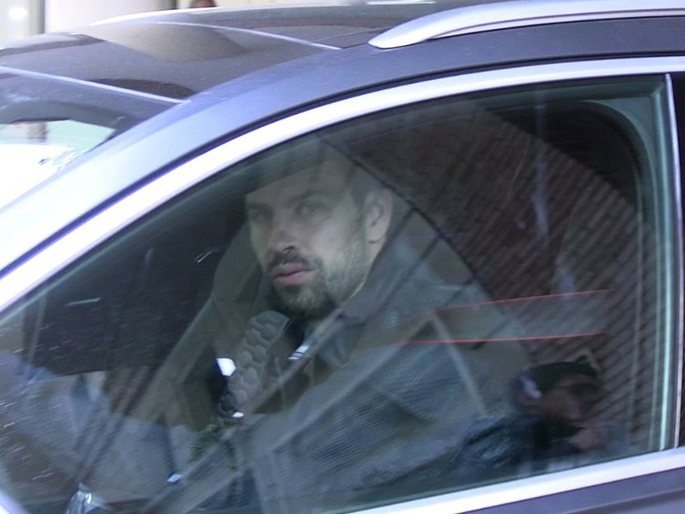 Gerard Piqué abandonando este lunes su casa en coche
