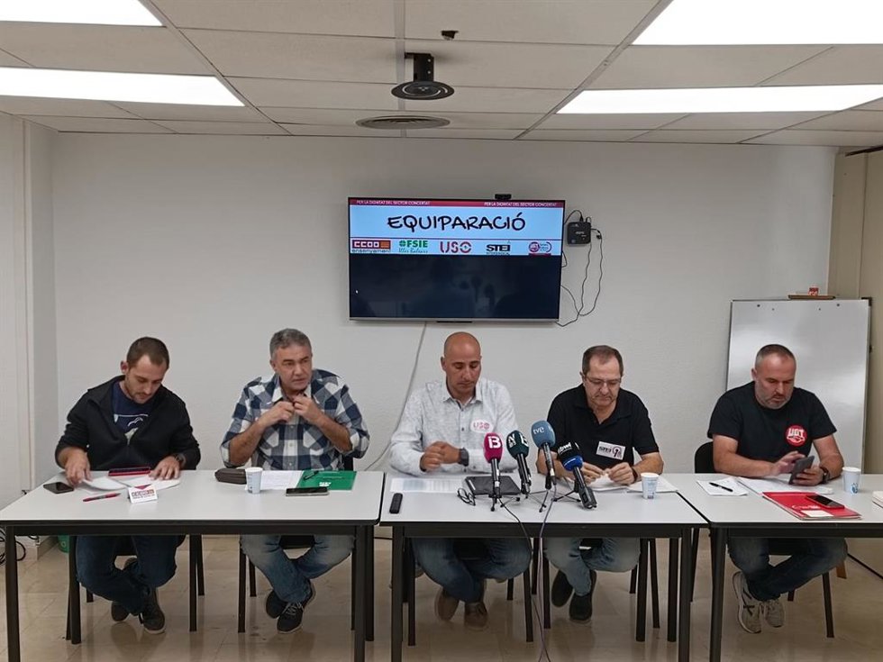 Representantes de la enseñanza concertada de USO, STEI, FSIE, UGT y CCOO, en una rueda de prensa.