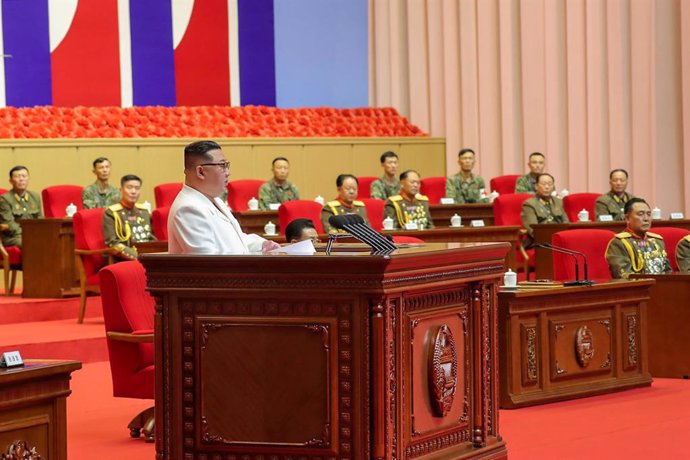 Archivo - Kim Jong Un, dirigente de Corea del Norte, habla ante la cúpula militar