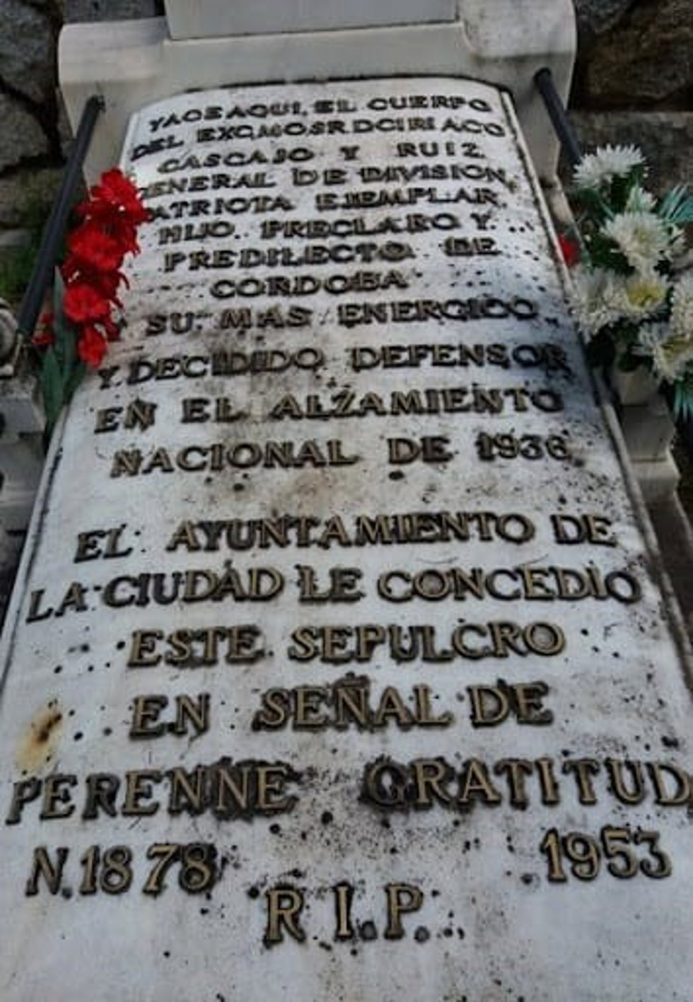 Lápida de la tumba en el Cementerio de la Salud del general franquista Ciriaco Cascajo y Ruiz.