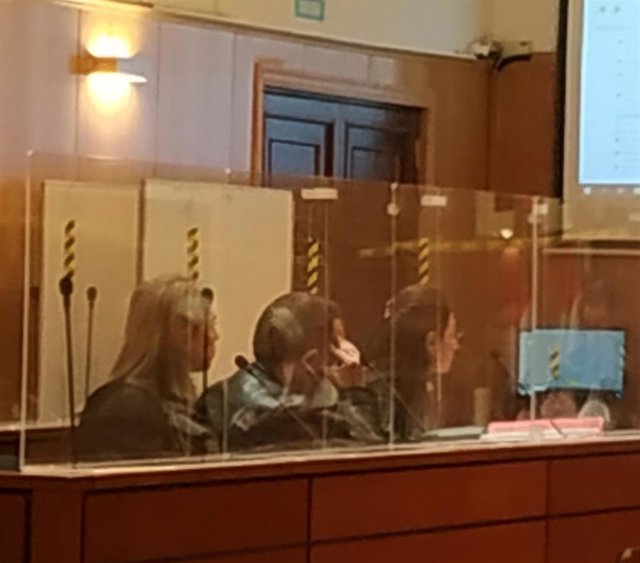 El ya condenado, junto a sus abogadas, en la vista de conformidad en la Audiencia de Valladolid.
