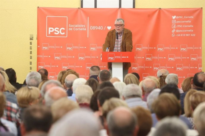 El alcalde de Cornell (Barcelona), Antonio Balmón, en la asamblea extraordinaria del PSC en la ciudad.