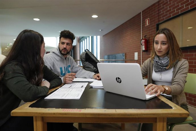 Estudiantes universitarios