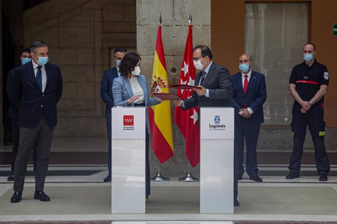 Archivo - La presidenta de la Comunidad, Isabel Díaz Ayuso, y el alcalde de Leganés, Santiago Llorente, durante la firma del Convenio de Transparencia y Financiación para la integración en ASEM112. Archivo.