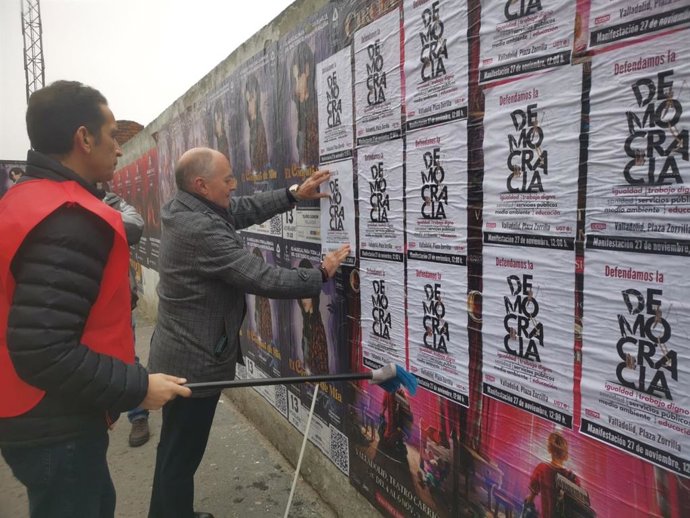 Los secretarios generales de UGT y CCOO, Faustino Temprano y Vicente Andrés, colocan los carteles llamando a la manifiestación del 27 de noviembre.