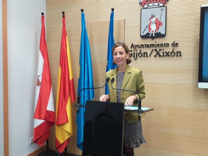 La concejala del Grupo Municipal Popular en el Ayuntamiento de Gijón Ángeles Fernández-Ahúja, en rueda de prensa en el Consistorio gijonés