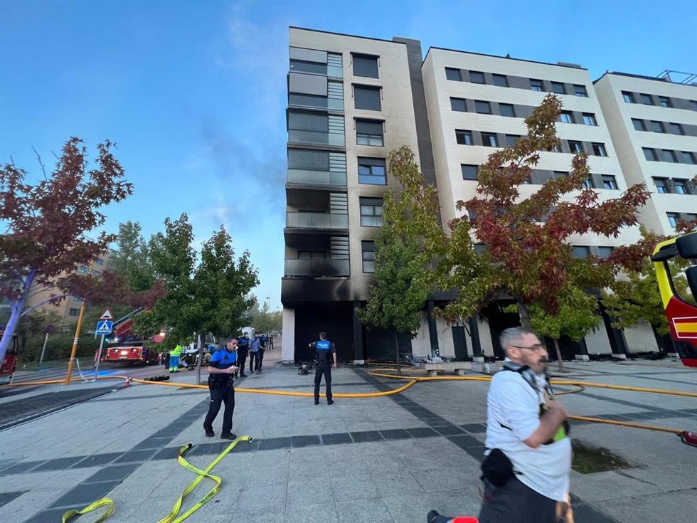 Archivo - Inmediaciones del edificio donde ha ocurrido una explosión en un local comercial en Alcorcón.