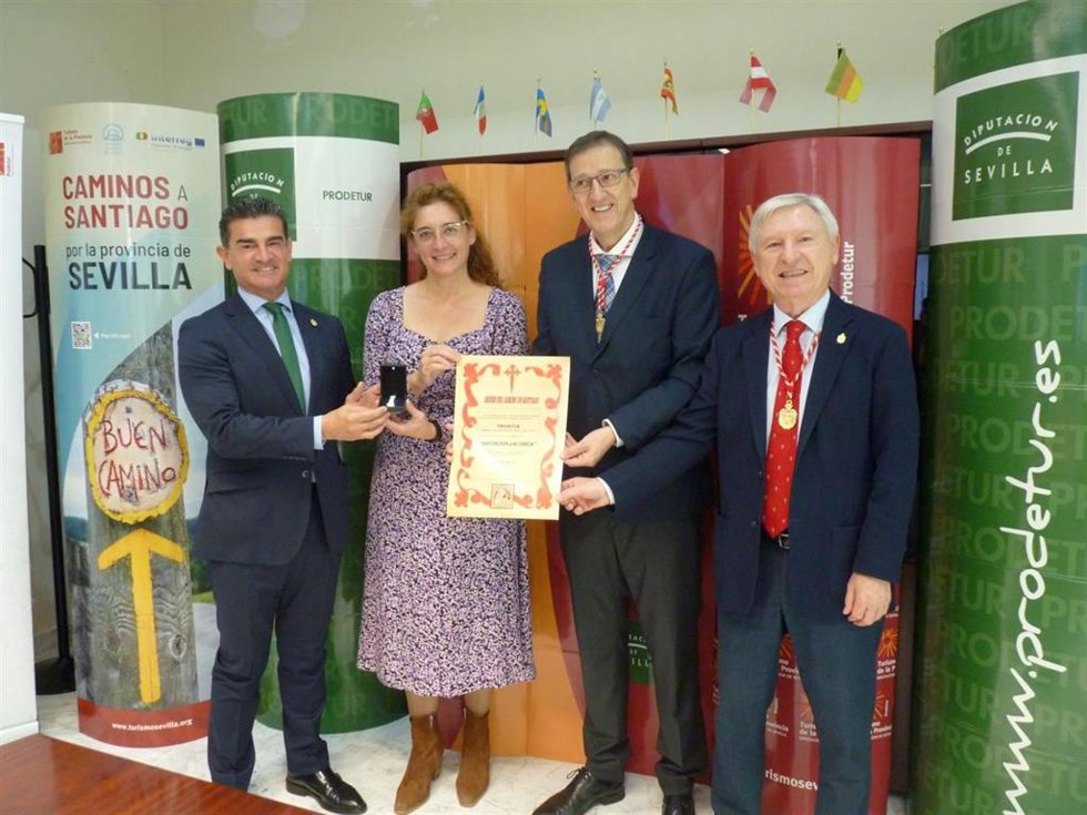 El gerente de Prodetur, Amador Sánchez, y la vicepresidenta de Prodetur, Manuela Cabello, con el Gran Mestre y el Canciller de la Orden del Camino de Santiago, Miguel Pampín y Alejandro Rubín, respectivamente.