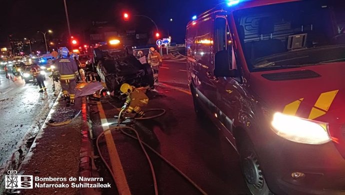 Vehículo volcado en el accidente de tráfico en la A-12, en Zizur Mayor