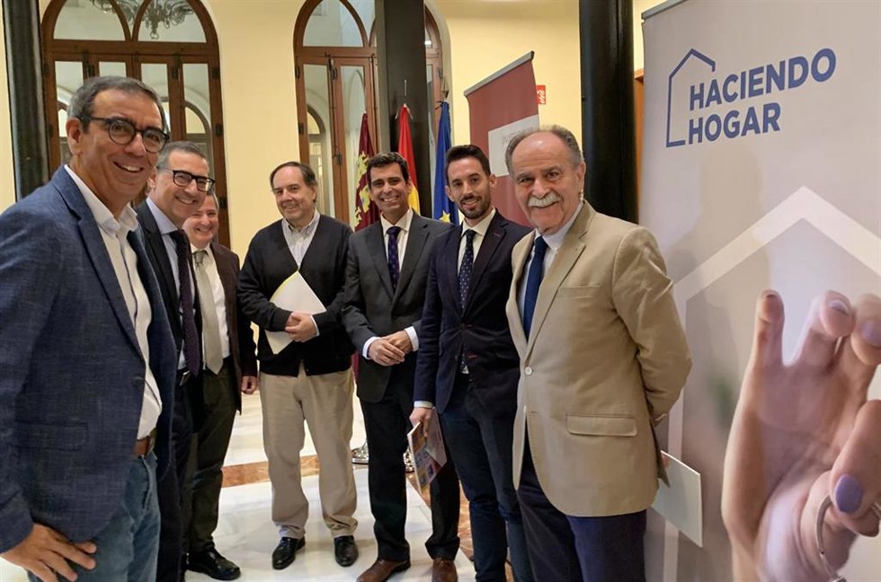 El consejero de Fomento e Infraestructuras, José Ramón Díez de Revenga, y el rector de la Universidad de Murcia, José Luján, durante la presentación del 'Estudio sobre la demanda de vivienda en la Región de Murcia'