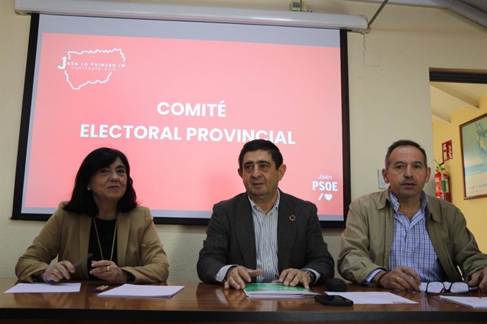 Reyes (c), en la constitución del comité electoral del PSOE de Jaén.