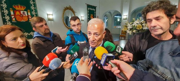 El delegado del Gobierno en Extremadura, Francisco Mendoza, atiende a los medios