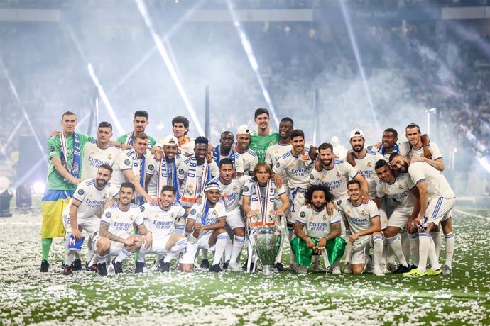 Archivo - Los jugadores del Real Madrid posan con el trofeo de la Liga de Campeones de 2022 en el acto de celebración en el Santiago Bernabéu el 29 de mayo de 2022.