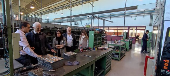 El alcalde de Logroño visita las instalaciones de Bueno Hermanos, referente internacional en el sector de las tijeras forjadas