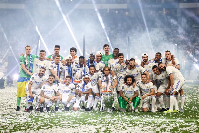 Archivo - Players of Real Madrid pose for photo with the trophy during the celebration of Real Madrid as winners of the 14th UEFA Champions League against Liverpool FC at Santiago Bernabeu on may 29, 2022, in Madrid, Spain.