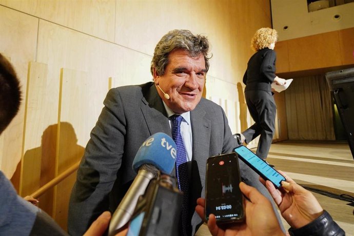 El ministro de Inclusión, Seguridad Social y Migraciones, José Luis Escrivá, ofrece declaraciones a los medios en una imagen de archivo.