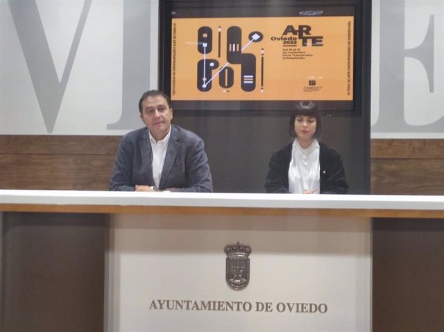 El concejal José Luis Costillas y la directora de ArteOviedo, Natalia Alonso, en la presentación de la feria de arte contemporáneo de Oviedo