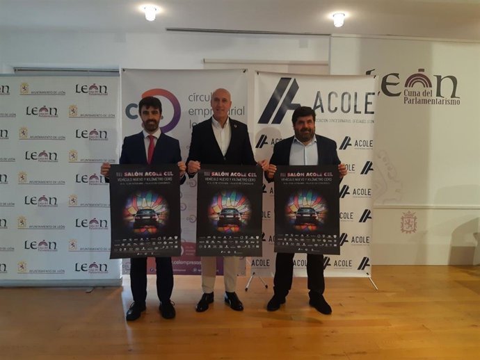 El alcalde de León, José Antonio Die;, el tesorero del Círculo Empresarial Leonés (CEL), Pablo Roberto, y Roberto Rodríguez, representante de la Asociación de Concesionarios Oficiales de León (Acole).    Foto, Ayto de León.