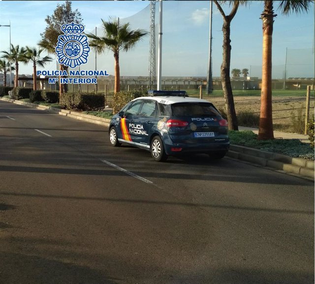 Archivo - Un vehículo policial en el barrio de Retamar de Almería.