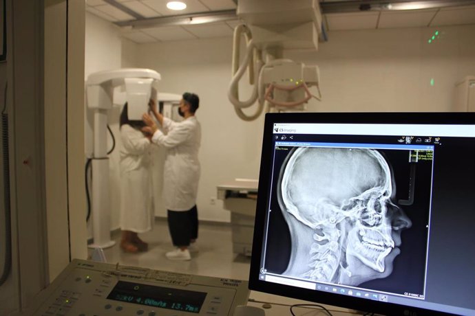 Archivo - HM La Esperanza incorpora un sistema de radiología dental en tres dimensiones.