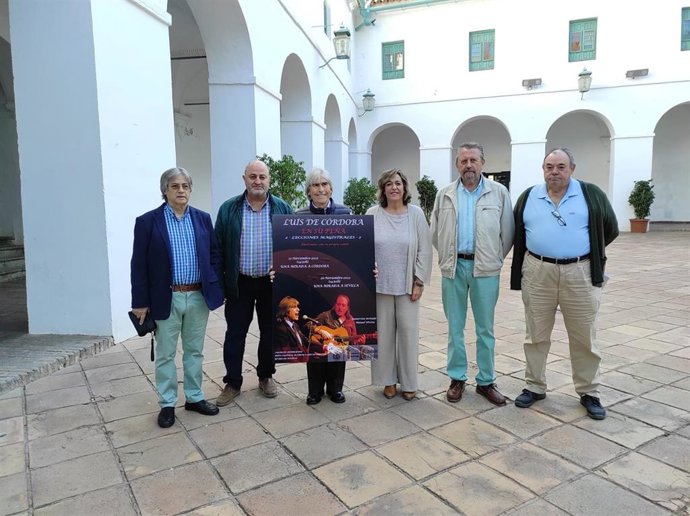 La delegada de Cultura de la Diputación de Córdoba, Salud Navajas, y el artista Luis de Córdoba (centro), en la presentación de la iniciativa 'Luis de Córdoba en su Peña. Lecciones magistrales'.