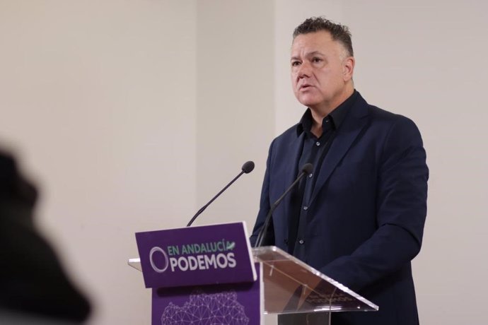 El portavoz adjunto de Por Andalucía, Juan Antonio Delgado, en rueda de prensa en la sede de Podemos Andalucía.