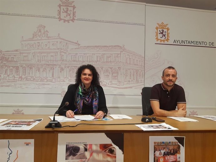 La concejala de Bienestar Social y Juventud del Ayuntamiento de León, Vera López, y Juan Jesús de la Iglesia, informador juvenil de la Concejalía.