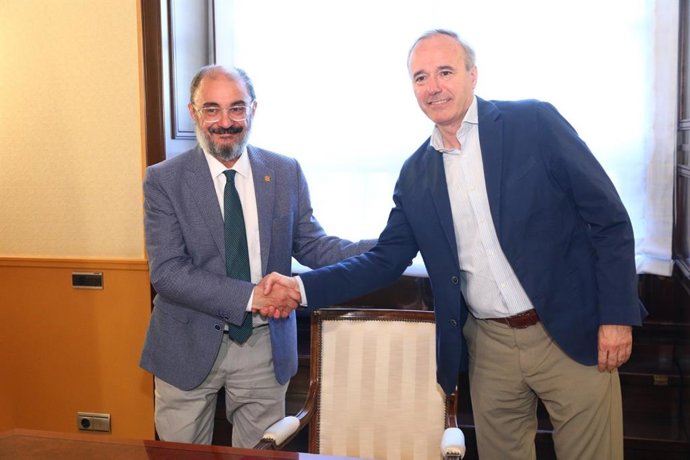 Archivo - El presidente del Gobierno de Aragón, Javier Lambán, y el alcalde de Zaragoza, Jorge Azcón