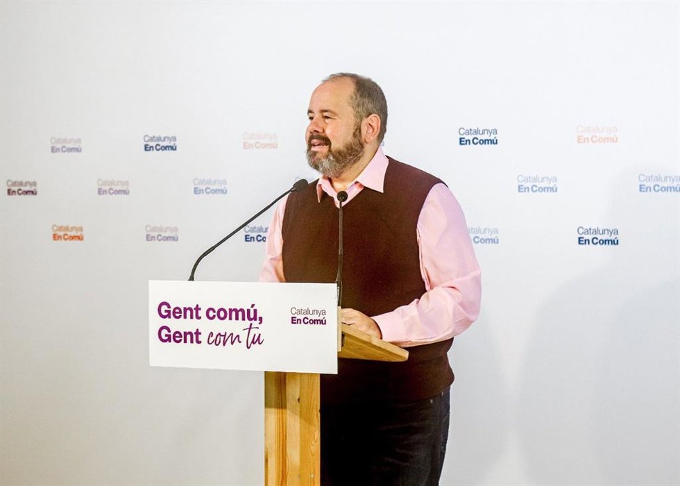 El portavoz de los comuns y diputado en el Congreso, Joan Mena, en rueda de prensa