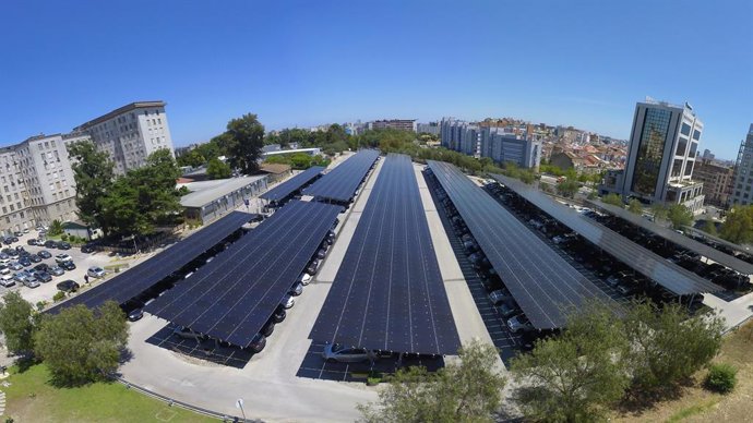 Archivo - Installació d'autoconsum en un prquing a Portugal installada per Sunenergy.