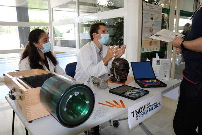 Mesa informativa instalada en el Hospital General del Virgen del Rocío con motivo del Día Internacional de la Física-Médica.