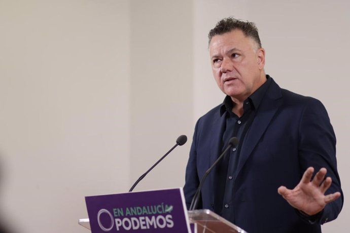 El diputado de Podemos Andalucía Juan Antonio Delgado, en rueda de prensa.