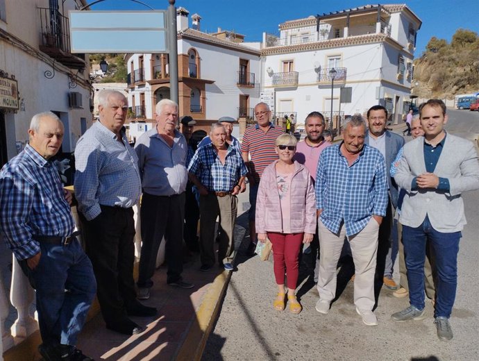 Los coordinadores andaluz y malagueño de Izquierda Unida, Toni Valero y Guzmán Ahumada, junto a vecinos de Almogía