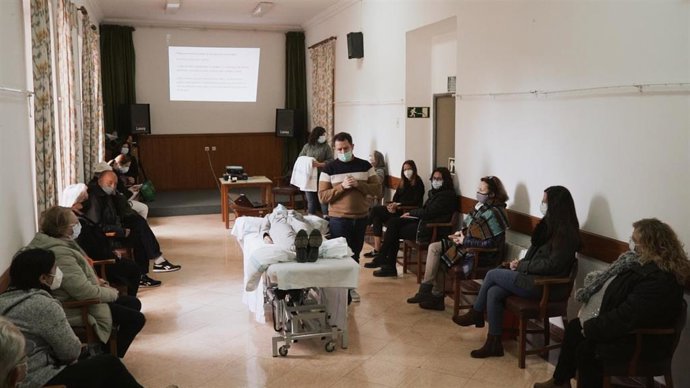 Más de 2.700 personas participan desde 2012 en los talleres para cuidadores, que se han retomado tras la pandemia.