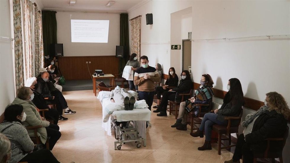 Más de 2.700 personas participan desde 2012 en los talleres para cuidadores, que se han retomado tras la pandemia.