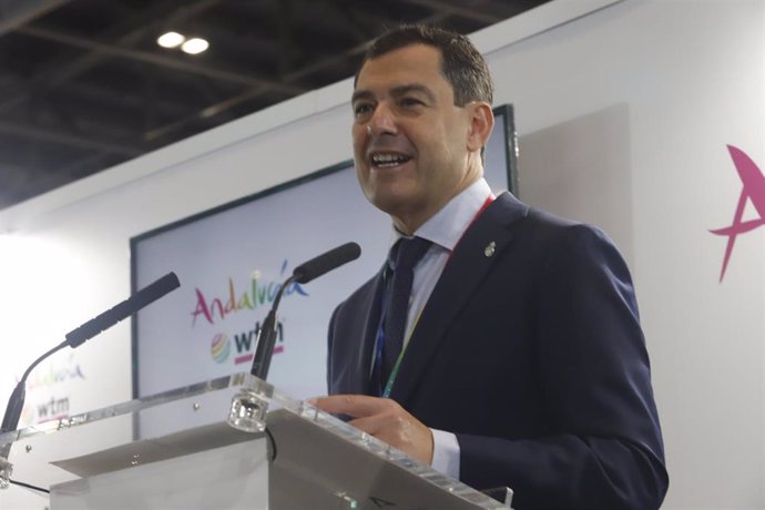 El presidente de la Junta de Andalucía, Juanma Moreno, este lunes en Londres en una comparecencia informativa antes de inaugurar el Pabellón de Andalucía en la feria World Travel Market (WTM).